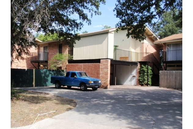 1016 Bois D'Arc in Lockhart, TX - Building Photo - Building Photo