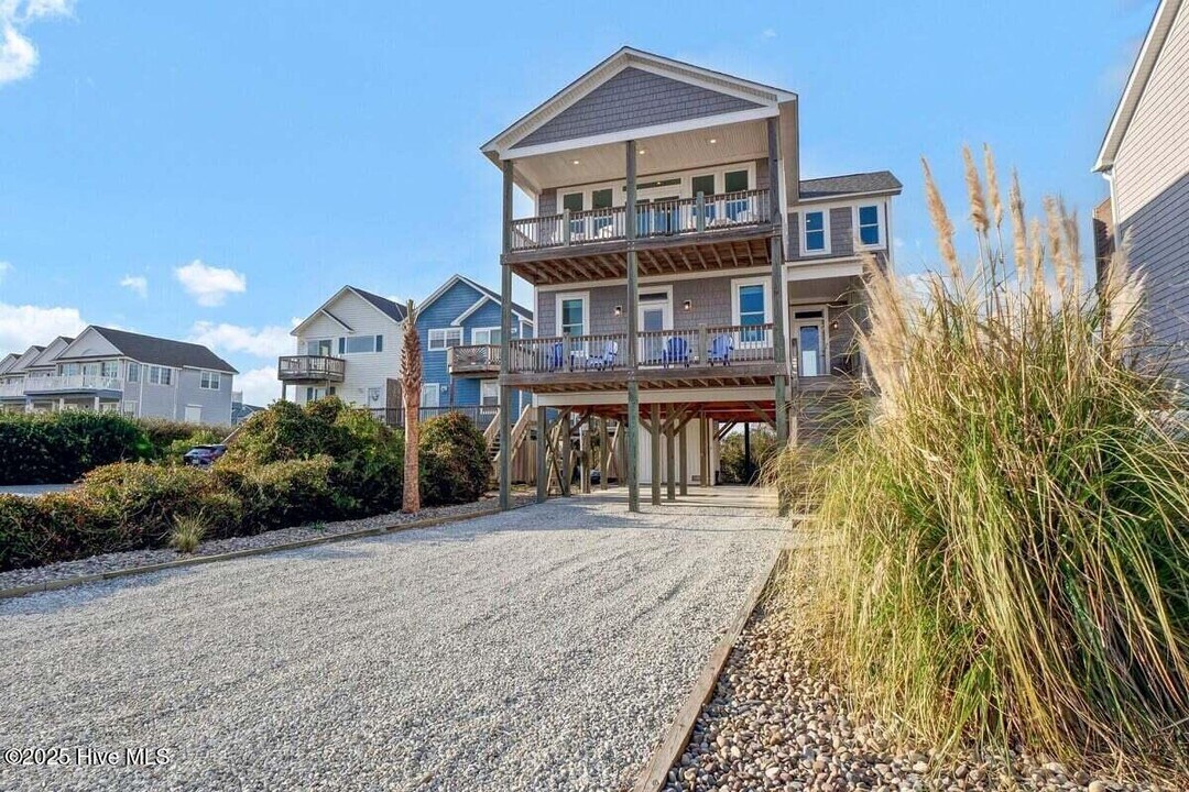 3547 Island Dr in North Topsail Beach, NC - Building Photo