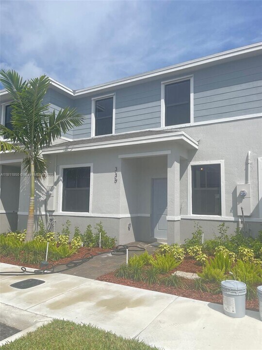 339 NE 12th St in Florida City, FL - Building Photo