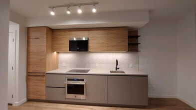 10448 University Dr, Unit 1503 in Surrey, BC - Building Photo - Building Photo