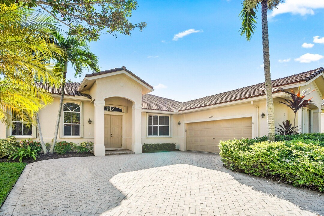 1366 Crossbill Ct in Weston, FL - Building Photo