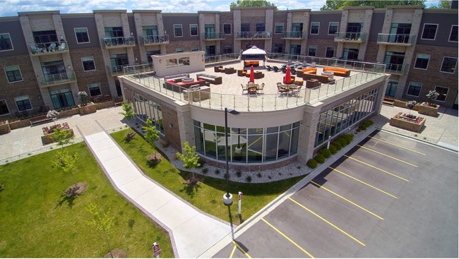 Mequon Reserve in Mequon, WI - Foto de edificio - Building Photo