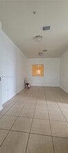 33 E 20th St, Unit 205 in Hialeah, FL - Foto de edificio - Building Photo