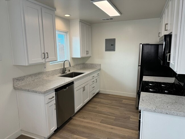 386 Woodland Pl in Costa Mesa, CA - Building Photo - Building Photo