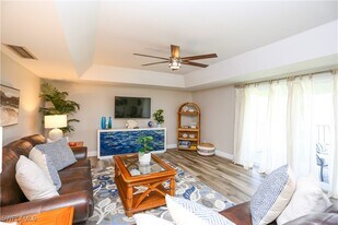 195 Peppermint Ln in Naples, FL - Building Photo