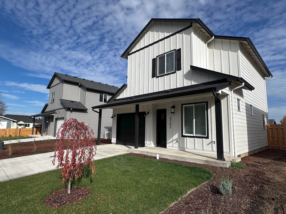 4742 Fanno Ridge Ln NE in Salem, OR - Foto de edificio