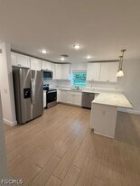 2378 Highland Ave in Ft. Myers, FL - Building Photo