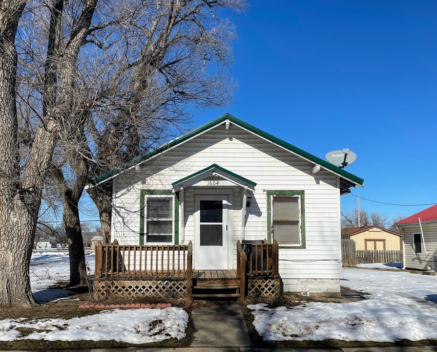 1604 E 6th Ave in Hutchinson, KS - Building Photo