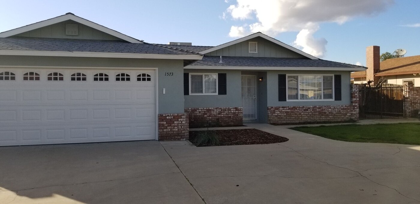 1573 S Cardoza St in Tulare, CA - Building Photo