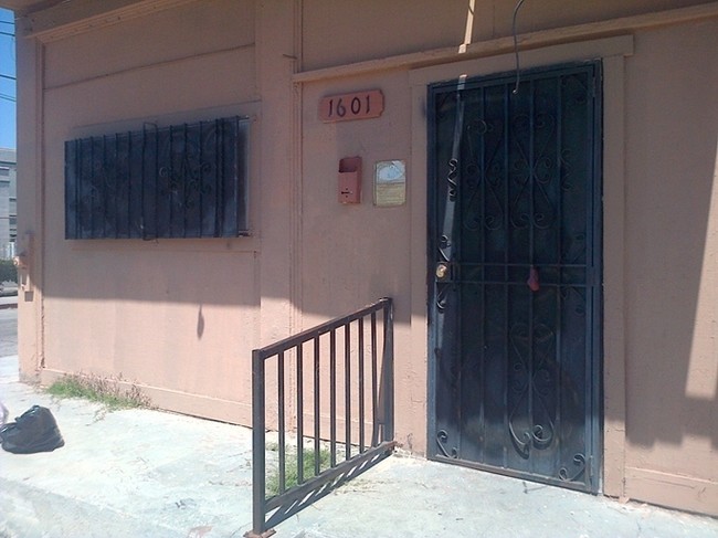 2720-2726 Nevin Ave in Los Angeles, CA - Foto de edificio - Building Photo