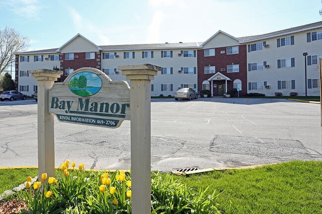 BAY MANOR APARTMENTS in Green Bay, WI - Foto de edificio - Building Photo