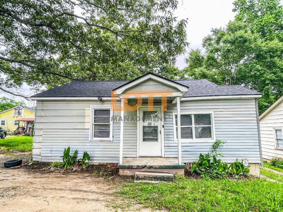 110 W Main St in Greenville, SC - Building Photo