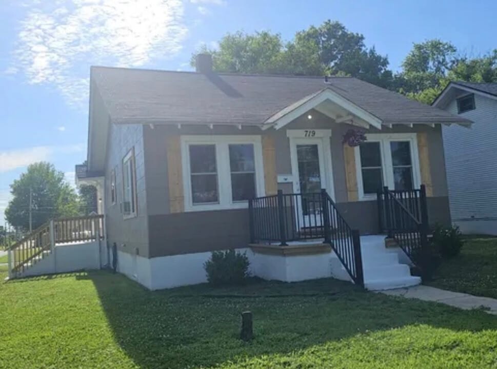 719 S Market St in Mt Vernon, MO - Foto de edificio