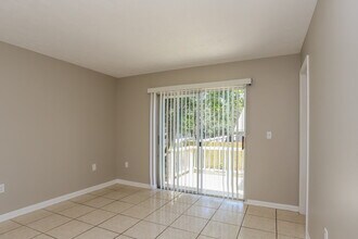 9811 N Connechusett Rd in Tampa, FL - Foto de edificio - Building Photo