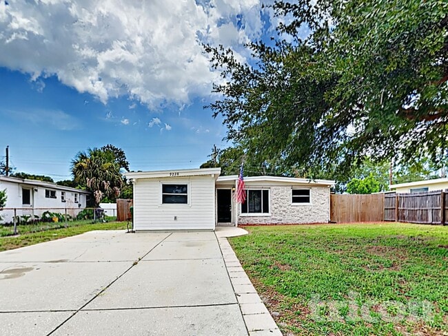 9228 82nd Way in Seminole, FL - Foto de edificio - Building Photo