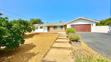 748 Hamilton Ln in Fallbrook, CA - Building Photo - Building Photo