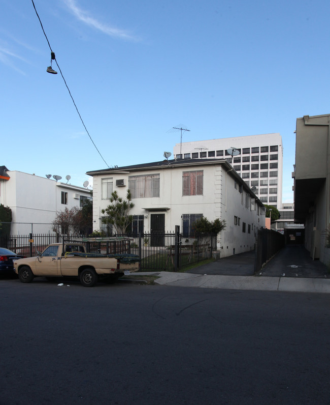 4633 La Mirada Ave in Los Angeles, CA - Foto de edificio - Building Photo