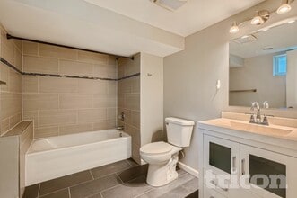 5728 Xerxes Ave S in Edina, MN - Foto de edificio - Building Photo