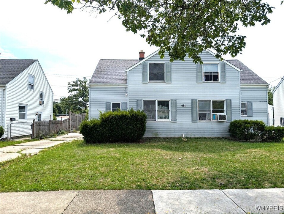 881 Highland Ave in Buffalo, NY - Building Photo