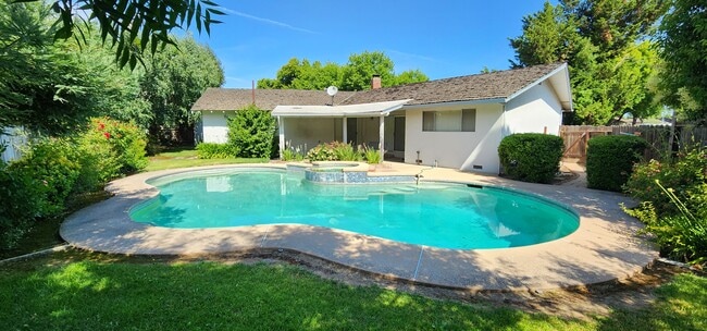 1004 Wellington Dr in Modesto, CA - Foto de edificio - Building Photo