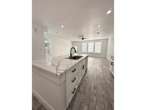 7710 Darnay Dr in Houston, TX - Foto de edificio - Building Photo