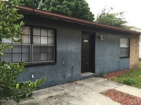 3074 St Paul Dr in Winter Haven, FL - Building Photo