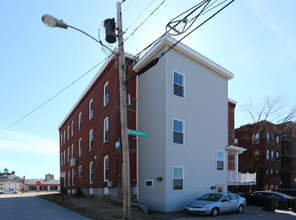 1490 Elm St in Manchester, NH - Foto de edificio - Building Photo