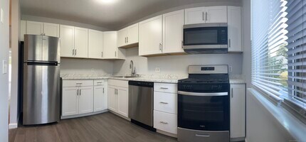 221 Cottonwood Rd in Newington, CT - Foto de edificio - Building Photo