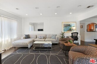 2001 Pinehurst Rd in Los Angeles, CA - Building Photo - Building Photo