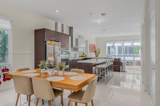 6671 NW 105th Pl in Doral, FL - Building Photo - Building Photo