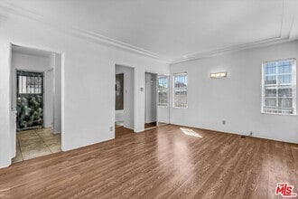 820 S Grevillea Ave in Inglewood, CA - Building Photo - Building Photo