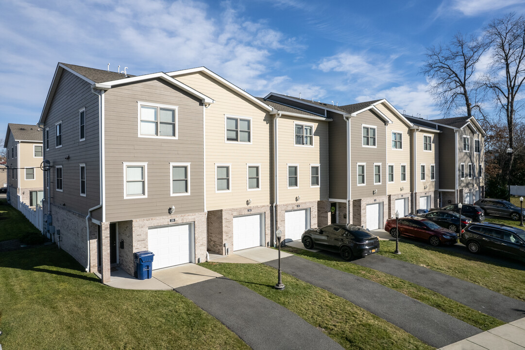 Platnium Townhomes in Hackensack, NJ - Building Photo