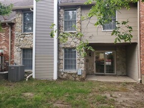 100 Grn Mdws Rd in Columbia, MO - Foto de edificio - Building Photo