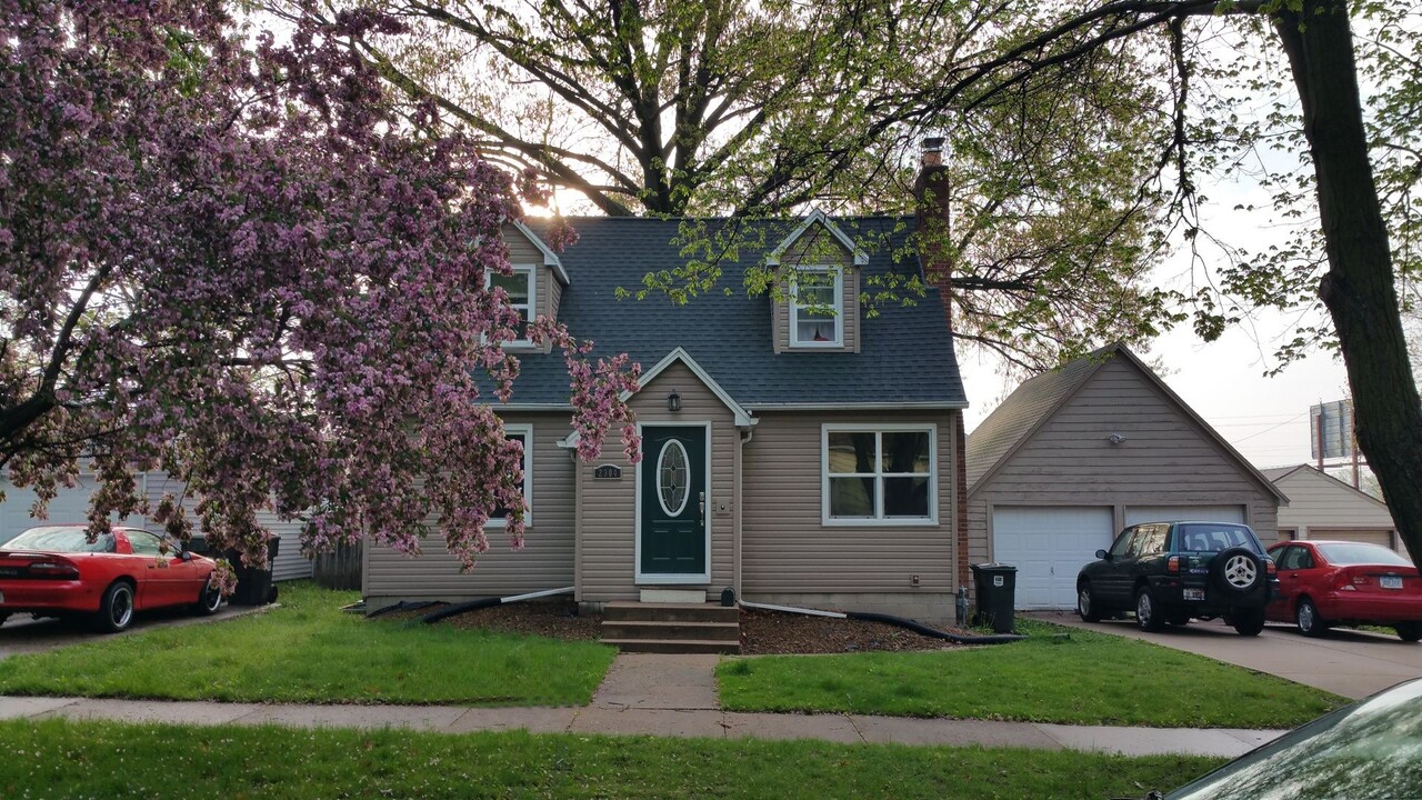 2304 Washington St in Cedar Falls, IA - Building Photo