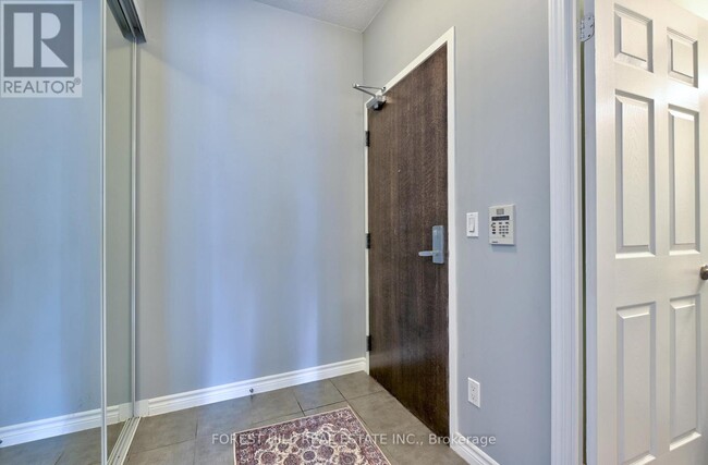 19-319 Grand Trunk Crescent in Toronto, ON - Building Photo - Building Photo
