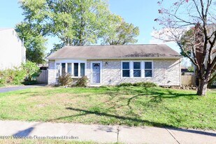 17 Commodore Ct in Barnegat Township, NJ - Building Photo