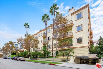 132 S Maple Dr in Beverly Hills, CA - Building Photo - Building Photo