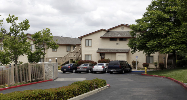 Woodman Village Apartments in San Diego, CA - Building Photo - Building Photo