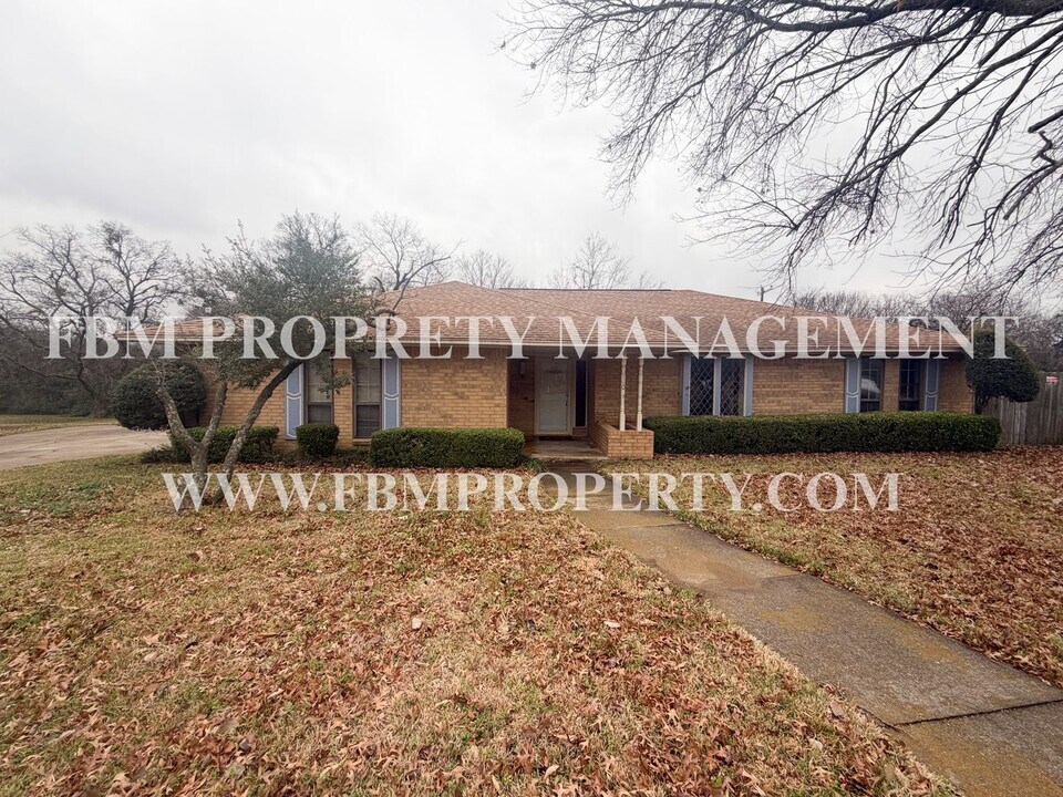 1103 Scarlet Oaks Cir in Ennis, TX - Building Photo