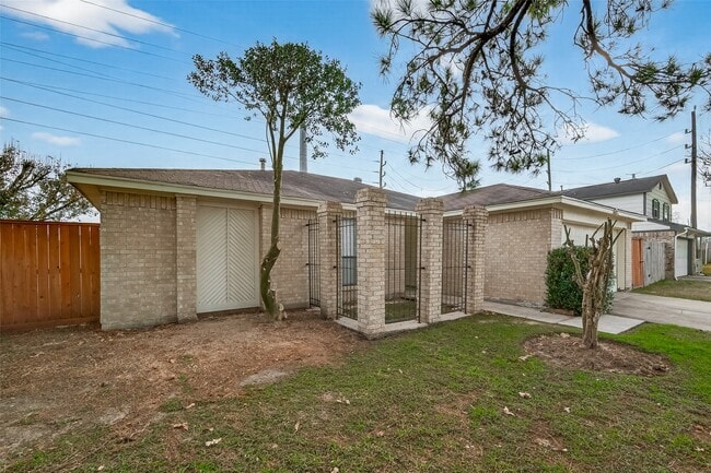 4251 Southchase Ln in Houston, TX - Building Photo - Building Photo