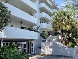 130 S Shore Dr in Miami Beach, FL - Building Photo