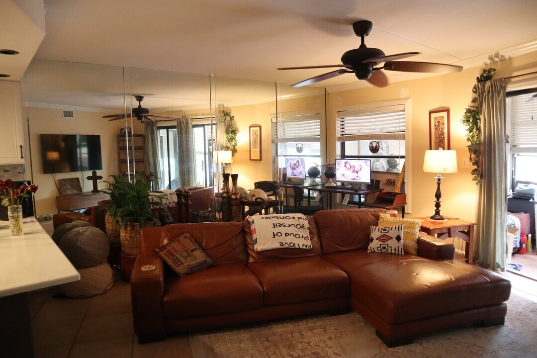 2587 Cyprus Dr in Palm Harbor, FL - Foto de edificio