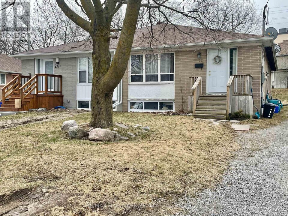 22 Boothbay Crescent in Newmarket, ON - Building Photo
