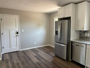 863 S Silver Lake St, Unit Lower unit in Oconomowoc, WI - Foto de edificio - Building Photo