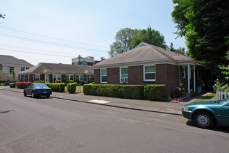 Floresta Court in Portland, OR - Building Photo - Building Photo