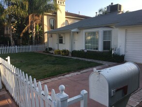 4950 Chimineas Ave in Tarzana, CA - Foto de edificio - Building Photo