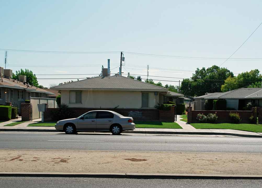 2036 N 1st St in Fresno, CA - Foto de edificio