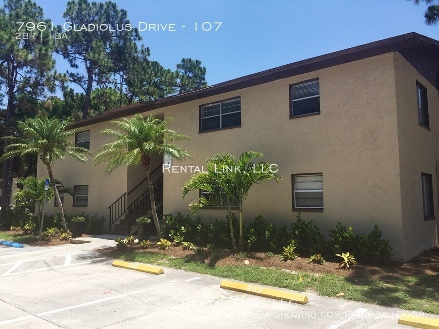 7961 Gladiolus Dr-Unit -107 in Ft. Myers, FL - Building Photo