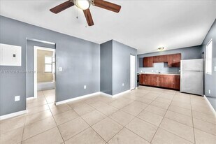 365 NW 8th St in Miami, FL - Building Photo