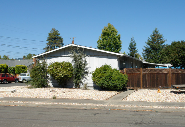 4004 Franks Ct in Santa Rosa, CA - Foto de edificio - Building Photo